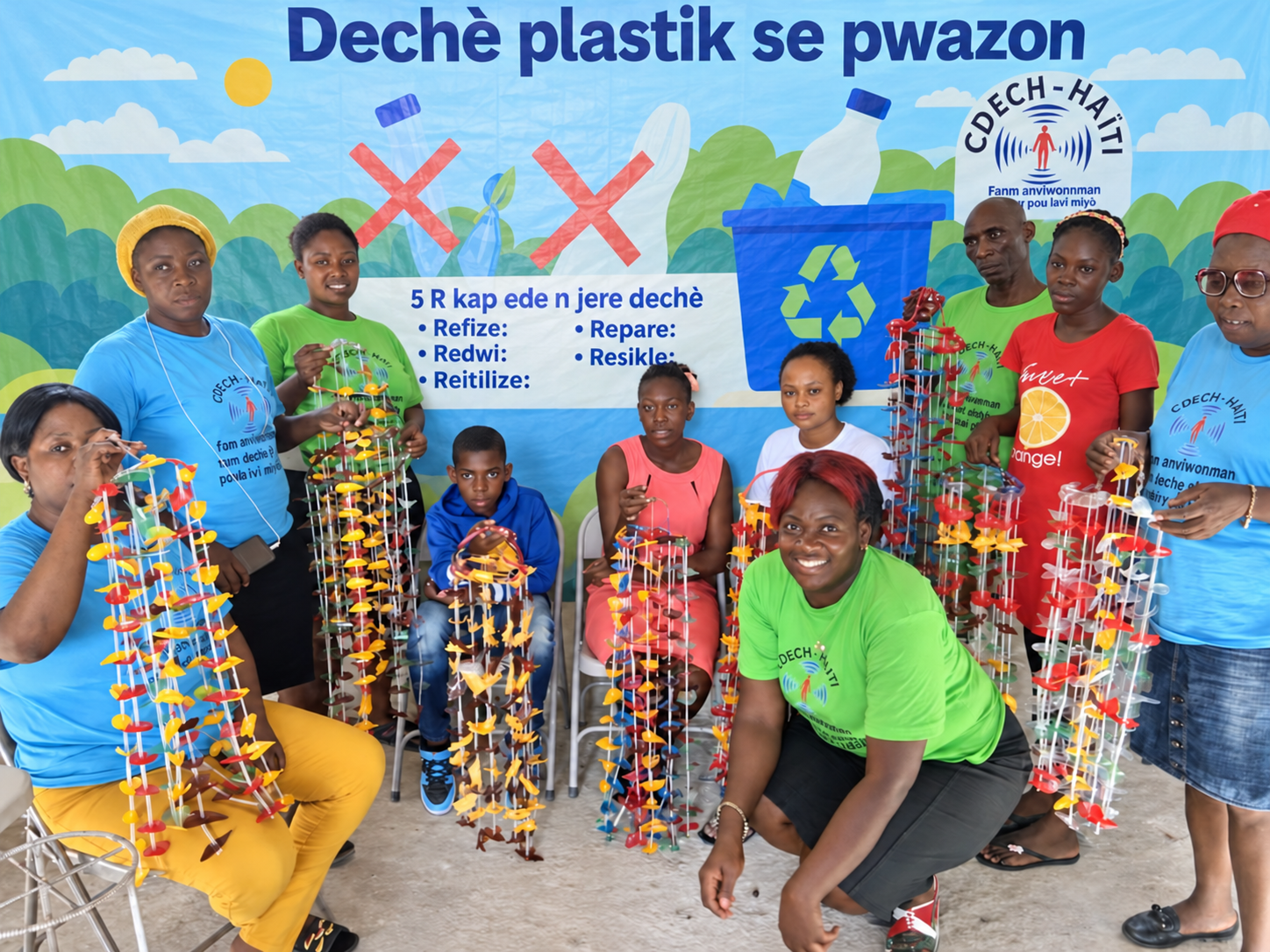 Participants du CDECH présentant des pendules et objets décoratifs fabriqués à partir de plastique recyclé